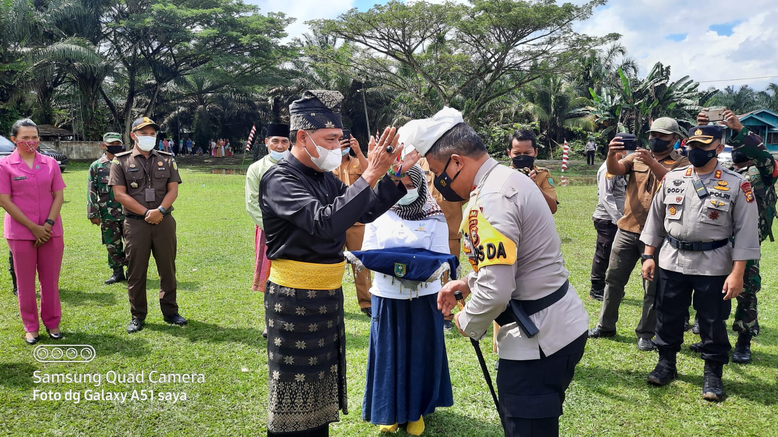 Kapolda Riau Hadiri Vaksinasi Massal Untuk Warga Suku Talang Mamak di Kecamatan Rakit Kulim