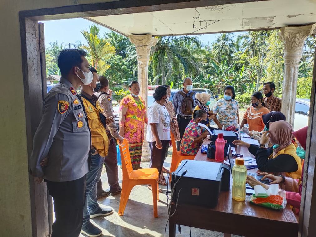 Bersama Pihak Puskesmas, Polsek Tapung Hilir Lakukan Vaksinasi COVID-19 Bagi Jemaat Gereja GPIB