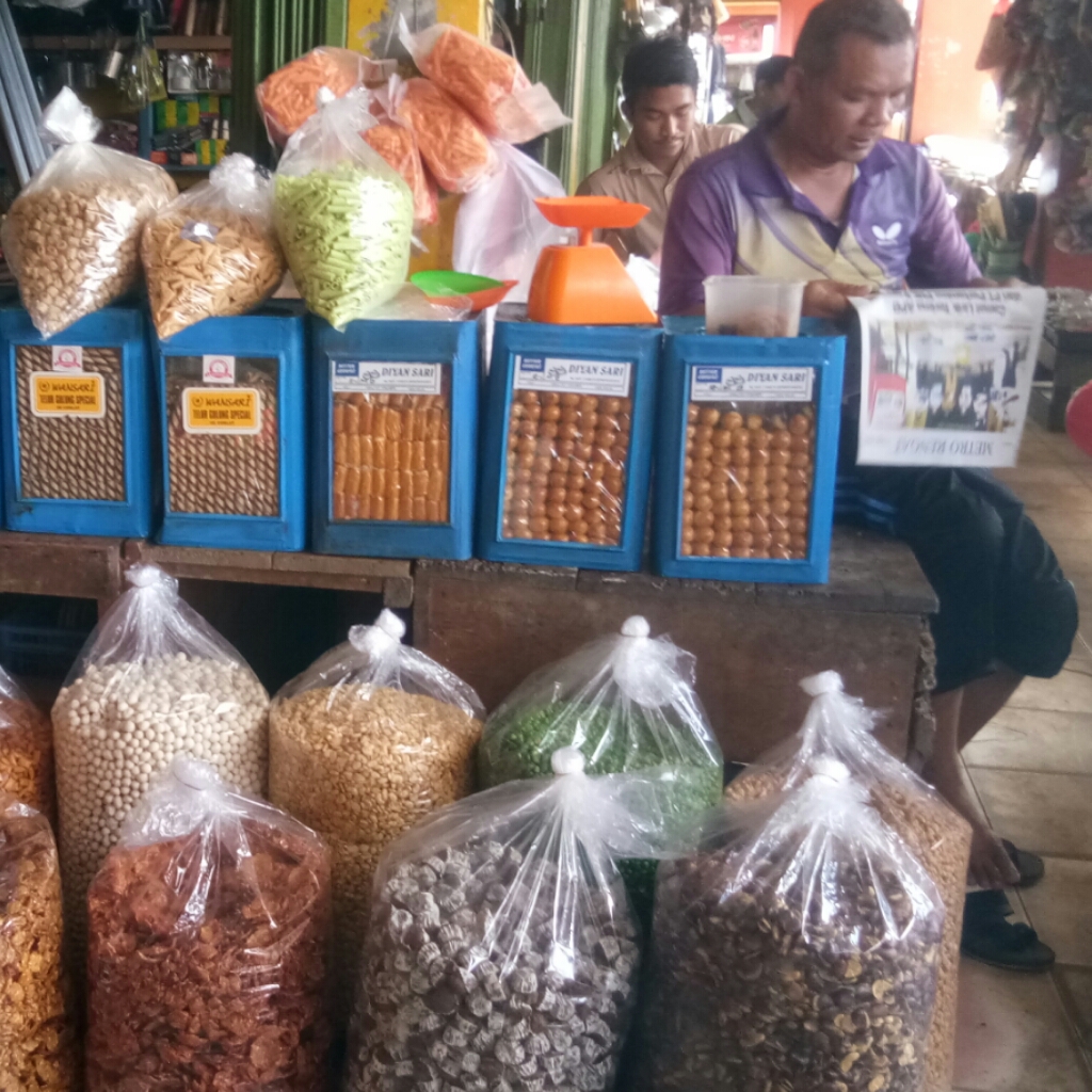 Pedagang Kue Lebaran di Pasar Soegih Belilas Sebut Pembeli Masih Sepi