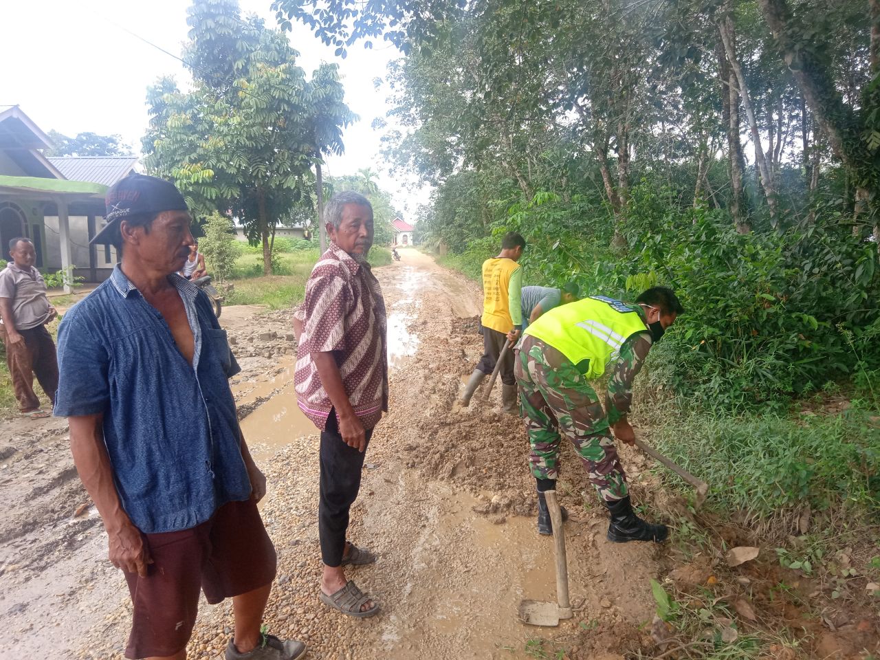 Dampingi Masyarakat Babinsa R. Manurung Bangga Saksikan Kekompakan Warga