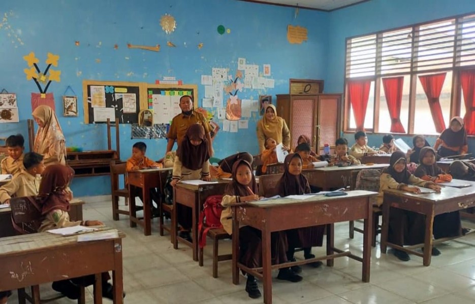 Korwil Pendidikan Rengat Tinjau Pelaksanaan Asesmen Semester Genap di SDN 021 Pasir Kemilu