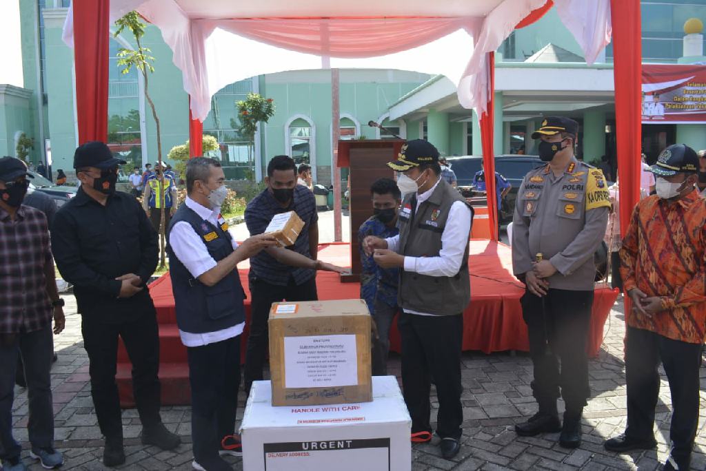 Perangi COVID-19, Gubri Berikan Bantuan 50 Ribu Vaksin untuk Masyarakat Kota Pekanbaru