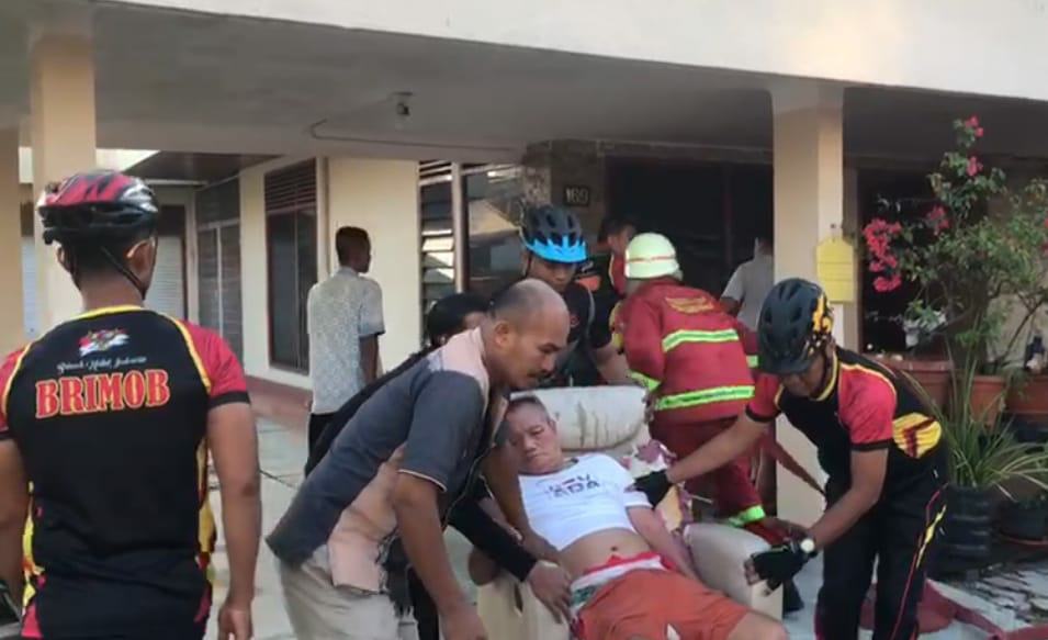 Aksi Heroik Anggota Brimob Polda Riau, Selamatkan Lansia yang Stroke dari Kebakaran Rumah