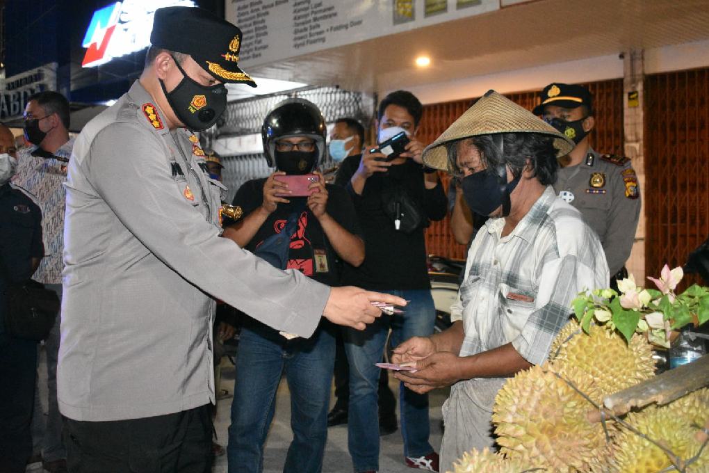 Polresta Pekanbaru Laksanakan Patroli Skala Besar, Bagikan Bantuan Sosial Untuk Masyarakat 