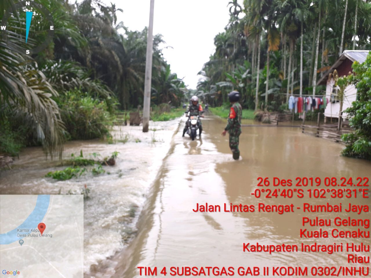 Danpos dan Babinsa Koramil 01/Rengat Pantau Banjir di Kecamatan Kuala Cenaku