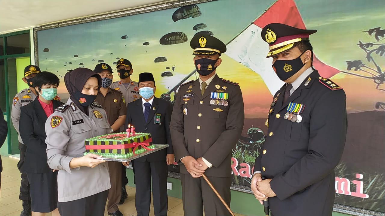 Pererat Sinergitas, Kapolres Inhu dan Forkopimda Antarkan Kue Ultah TNI Ke-75