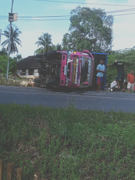 Lagi-lagi Mobil Pengangkut Buah Terguling di Tikungan Maut Pangkalan Kasai