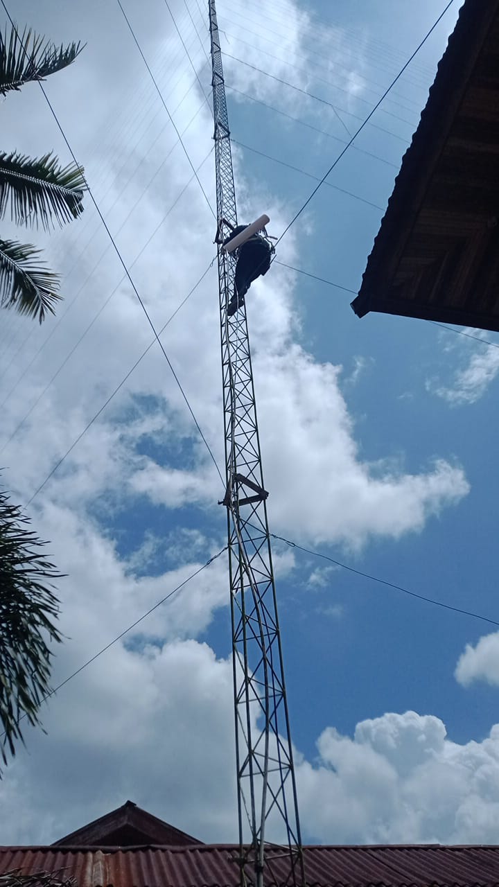 Siap Hadirkan Livestreaming Pacu Jalur Cerenti Tim Jaringan Kominfo Kuansing Rela Panjat Tower Ratusan Meter