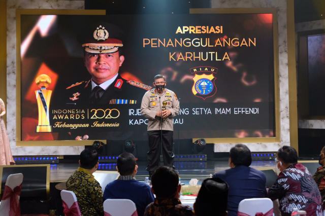 Kapolda Riau Terima Pengahargaan Indonesia Award 2020