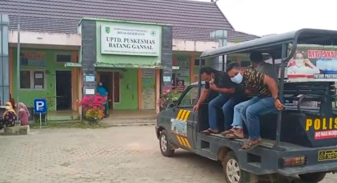 Salut, Polsek Batang Gansal Antarkan Warga Untuk Vaksinasi Covid-19