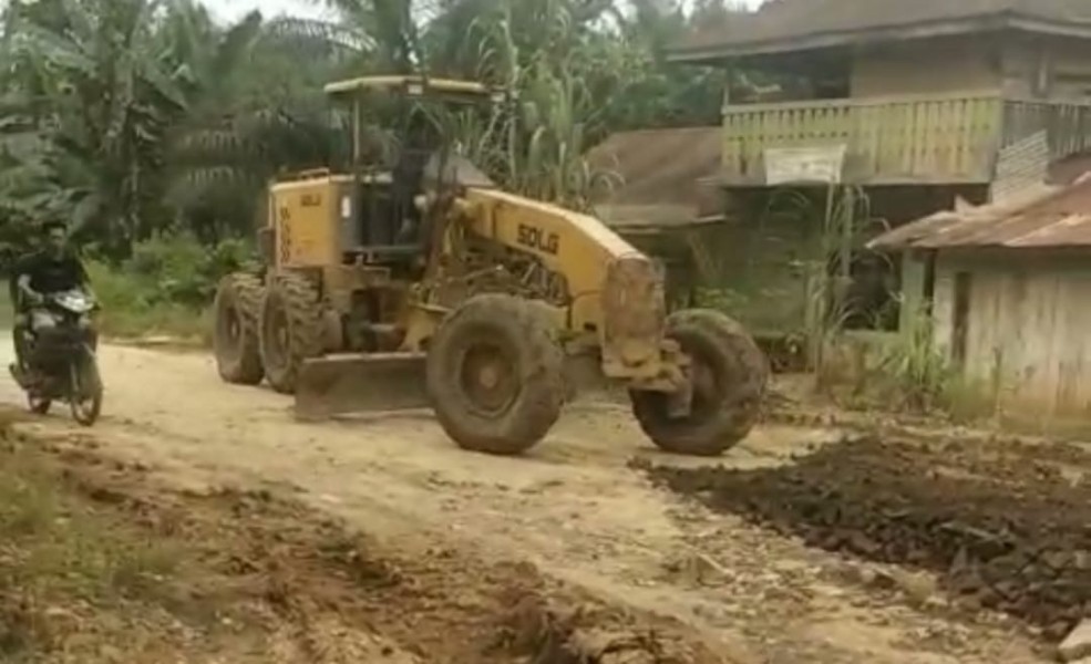 Jelang Idul Fitri, Pihak PKS PT KAS Kembali Perbaiki Jalinsel di Batang Cenaku