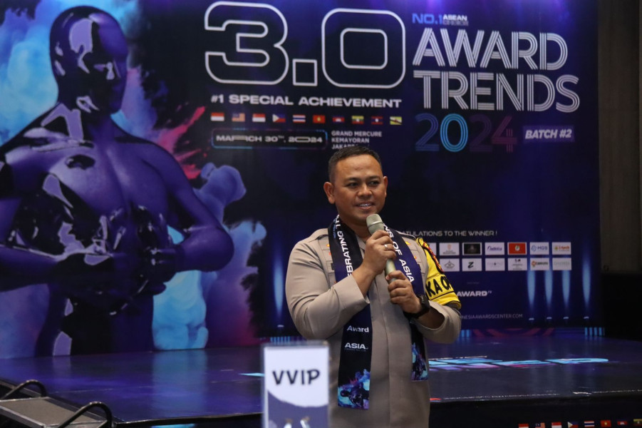 AKBP Budi Setiyono Terima Penghargaan Inspiring Profesional & Leadership AWARD 2024