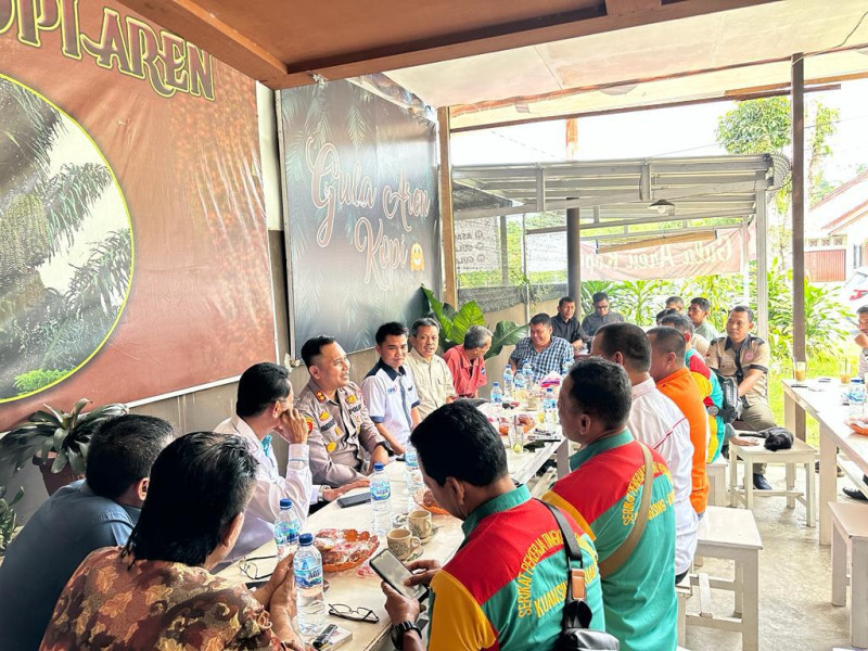 Peringati MAY DAY Kapolres Kuansing Dan  Perwakilan Serikat Buruh Ngopi Bareng Untuk Saling Bertukar Pikiran