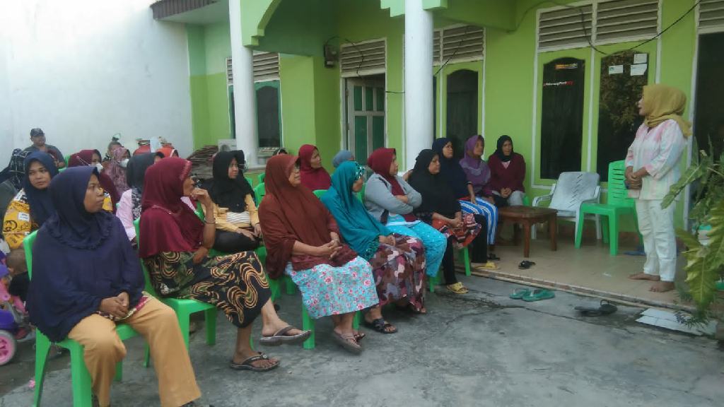 Sehari Jelang Ramadhan, Ketua RT Nurhayati Bagikan Bantuan Beras dari Hamba Allah