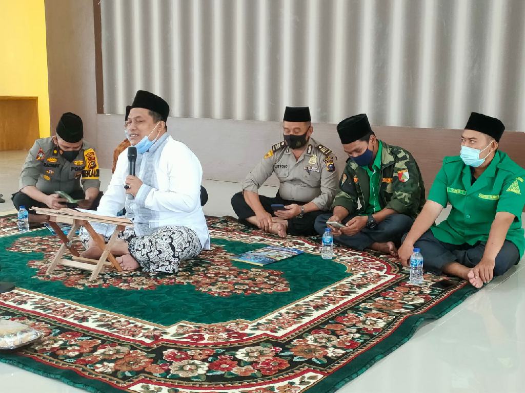 Personel Polres Kampar Bersama PCNU Kabupaten Kampar Adakan Pengajian Kitab Kuning