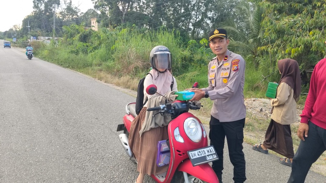 Tebar Kepedulian di Bulan Ramadan, Kapolsek Rambah Samo Bagikan Sembako & Takjil kepada Pengguna Jalan