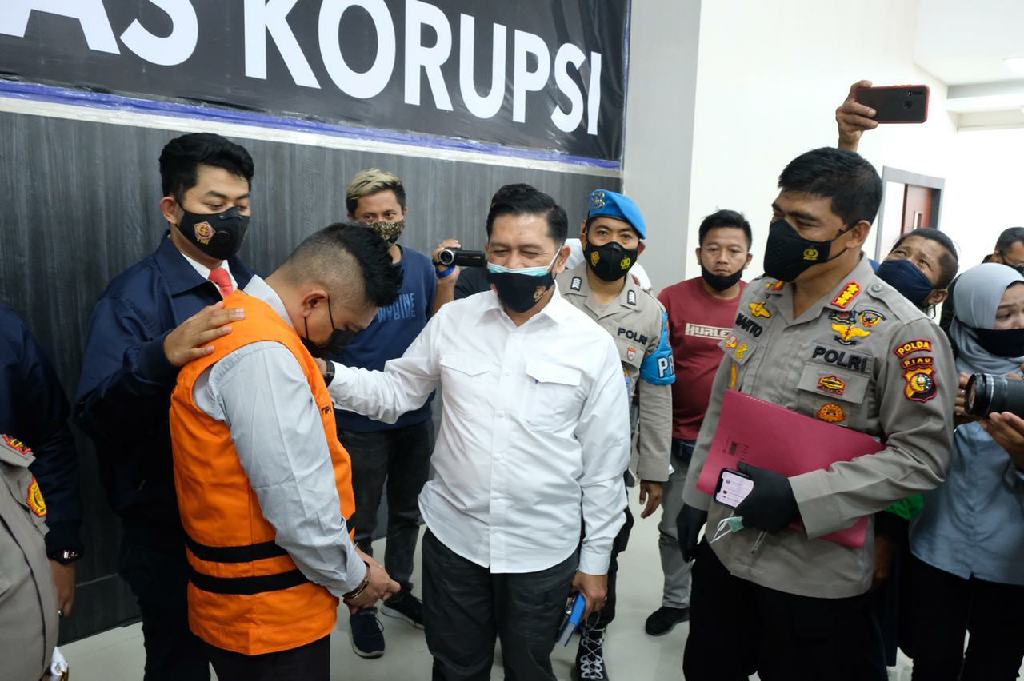 Tim Saber Pungli Polda Riau Lakukan OTT Terhadap Sekcam Binawidya Pekanbaru 