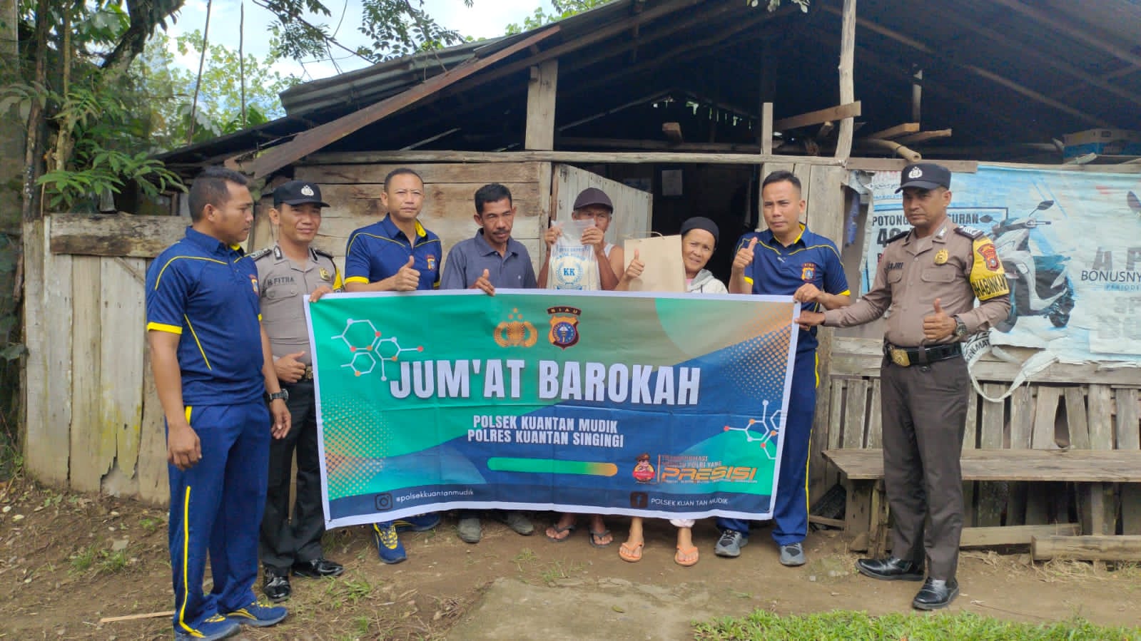 Jumat Barokah, Kapolsek Kuantan Mudik dan Personilnya, Beri Bantuan Di Desa Pebaun Hilir Kecamatan Kuantan Mudik