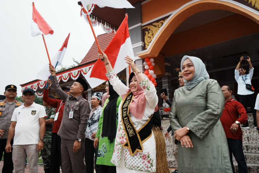Meriahkan HUT RI ke 78 Bupati Apresiasi Lomba Karnaval Dan  Gerakan Nasional Pemberian 10 Juta  Bendera