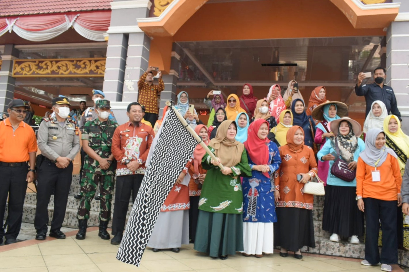 Hj Yulia Herma Suhardiman Buka Karnaval HUT RI ke-77 Kecamatan Kuantan Tengah
