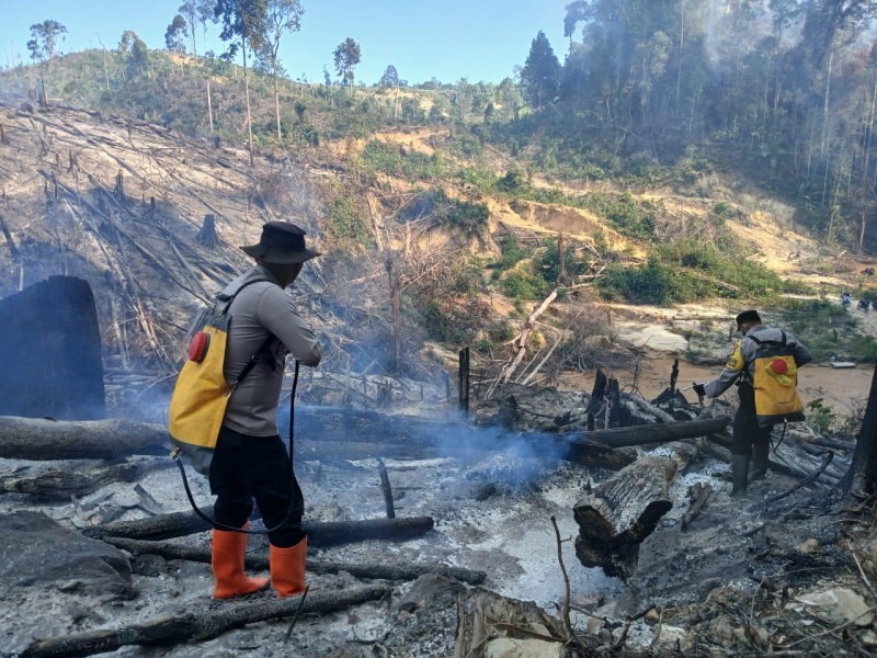 Personel Polres Rohul Melakukan Verifikasi Dan usaha Pemadaman Hot Spot di Tiga Lokasi