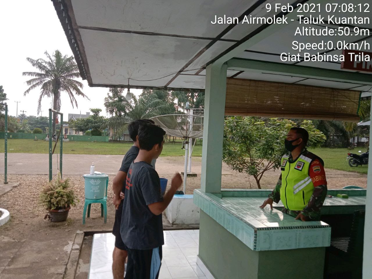 Edukasi Remaja Peranap, Serda Trila Saputra Himbau Patuhi Prokes