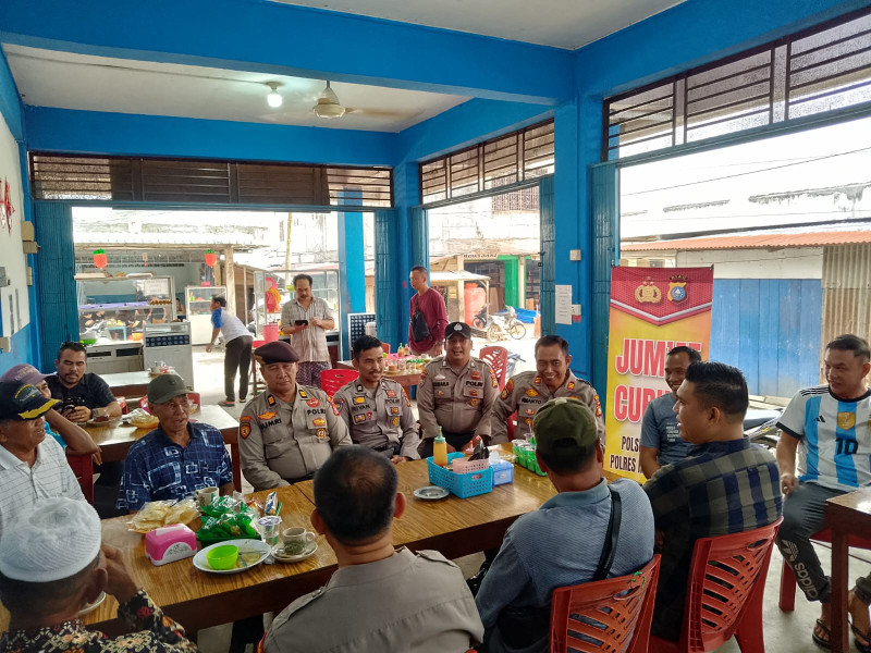 Jaga Sitkamtibmas di Kec. Kateman, Kapolsek Pimpin Giat Jumat Curhat Bersama Tokoh Masyarakat