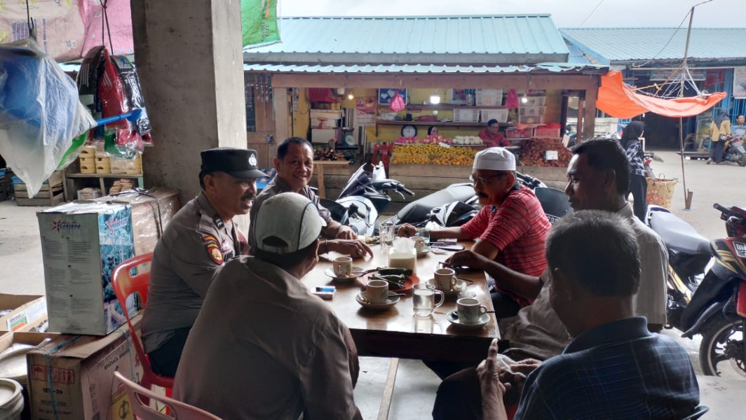 Kanit Binmas Polsek Kateman Ngopi Bareng Tokoh Masyarakat, Komitmen Ciptakan Pilkada Damai 2024