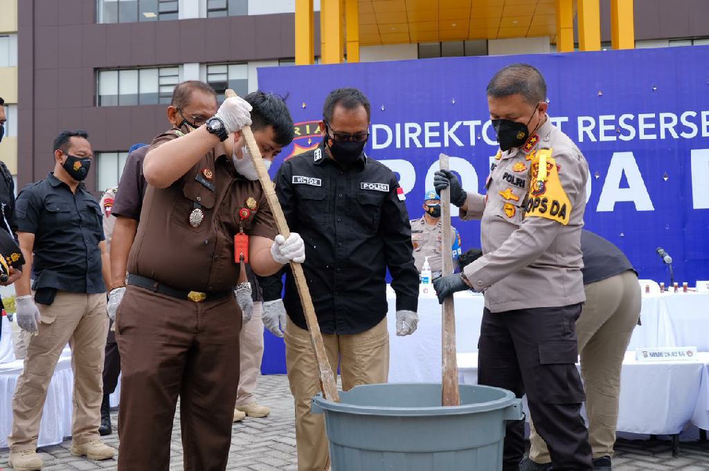 Kapolda Riau Release Penangkapan Narkoba Jenis Cair dan Musnahkan 20 Kg Shabu