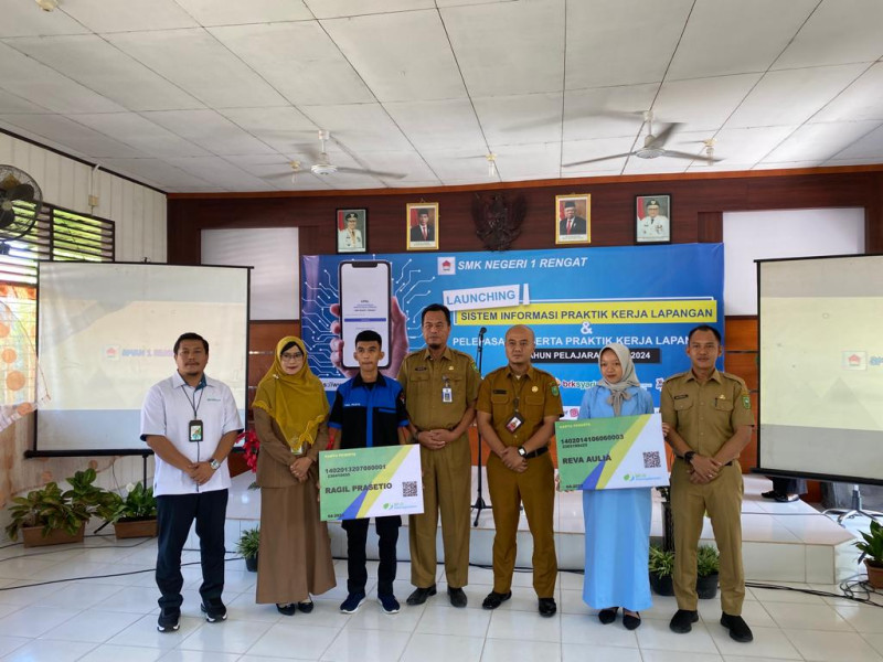 BPJS Ketenagakerjaan Rengat Serahkan Kartu Kepesertaan untuk Siswa Magang SMKN 1 Rengat