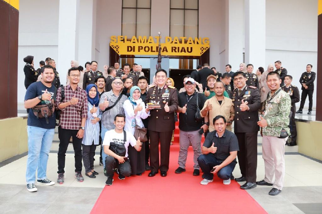 Irjen Iqbal Dapat Kejutan Kue Ulang Tahun dari Jurnalis Mitra Polda Riau