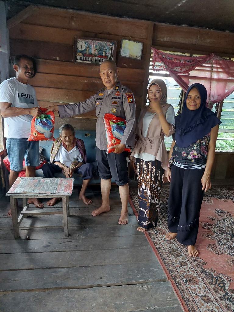 Wakili Kapolres, AKP Arlion Kembali Kunjungi Atuk Kutar dan Berikan Bantuan Sembako