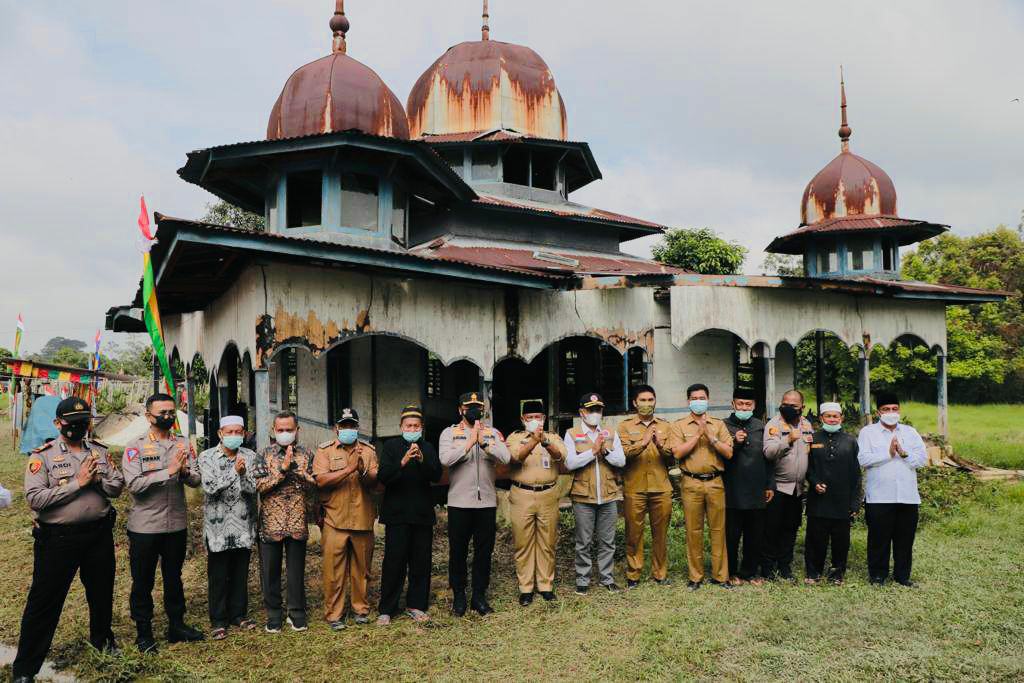 Kapolda Riau Inisiasi Renovasi Masjid Tua yang Bersejarah, Letakkan Batu Pertama Pembangunan