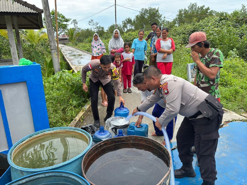 Polres Natuna Salurkan Air Bersih ke Warga Binjai Sebanyak 8 Ton