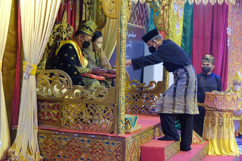 Melalui Prosesi Sakral, Kapolda Terima Penghargaan Ingatan Budi dari LAM Riau 