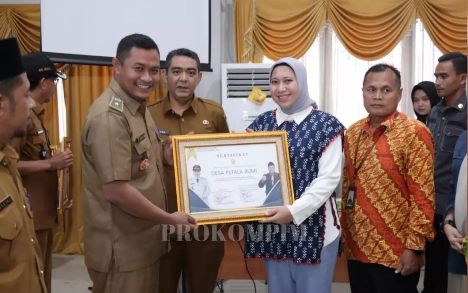 Buka Rakor Kepala Desase-Kabupaten Inhu, Bupati Rezita Beri Penghargaan Desa Berprestasi