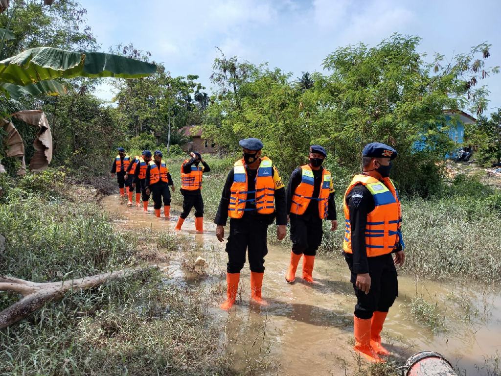 Pekanbaru Dilanda Banjir, Personel Brimob Turun Langsung Bantu Warga Terdampak Banjir
