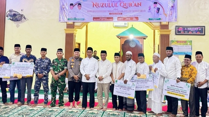 Peringati Nuzulul Qur’an di Masjid At Tabiin, Wabup Jhony Charles Serahkan Bantuan Ratusan Juta Rupiah