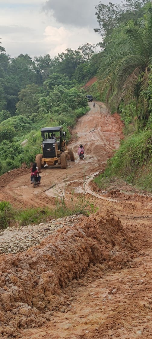 Jalan Longsor Di Desanya Cepat Di Tangani Kades Pulau Aro Dan Lubuk Ambacang Apresiasi Bupati Kuansing