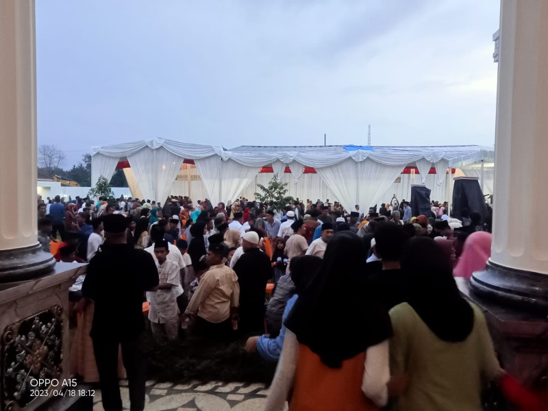 Ribuan Masyrakat Kuansing  Menghadiri Undangan Buka Bersama Dikediaman H Halim Dan Hj Juniwarti