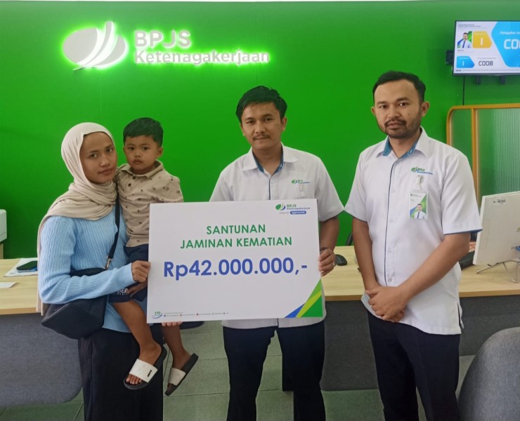 BPJS Ketenagakerjaan Serahkan Santunan Jaminan Kematian kepada Ahli Waris BPD Desa Tanjung