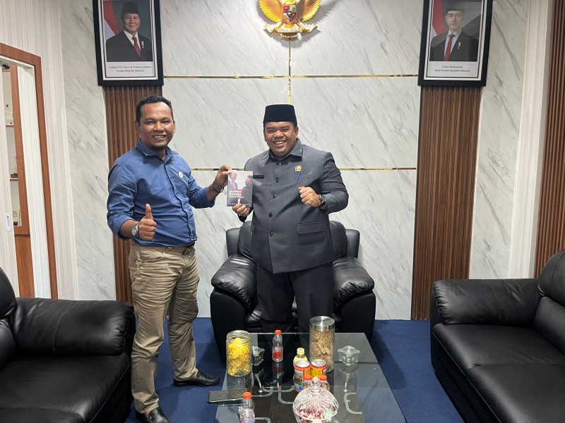 Ketua DPRD Inhu Terima Buku 