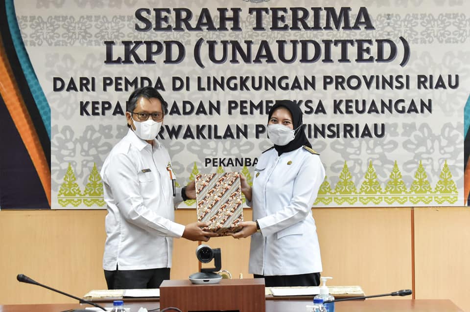 Bupati Rezita Serahkan LKPD, Kepala BPK RI Perwakilan Riau: Inhu Luar Biasa