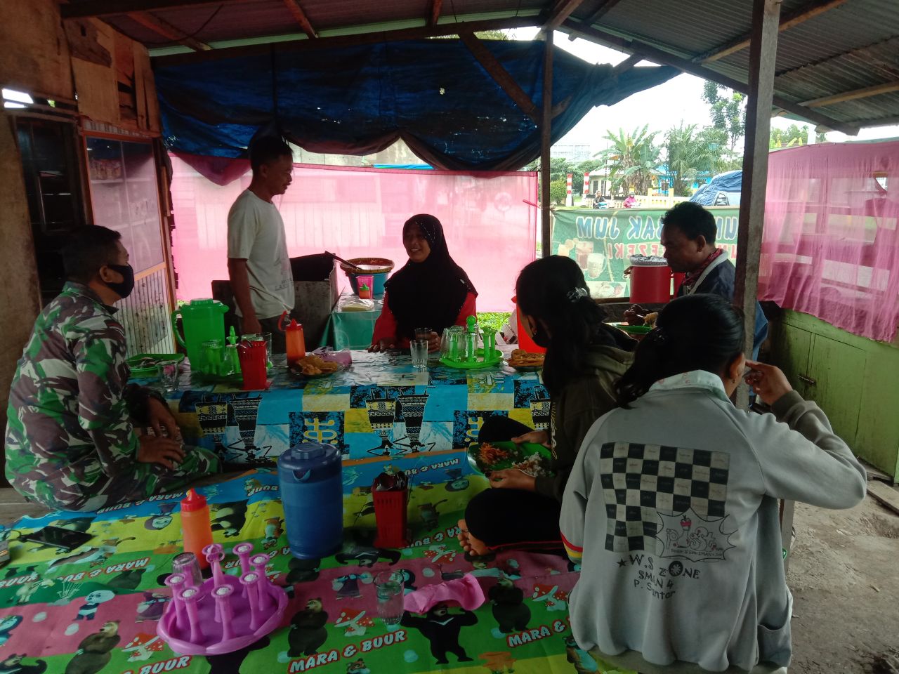 Putuskan Mata Rantai Covid 19 Serda Reno Ajak Warga Pakai Masker