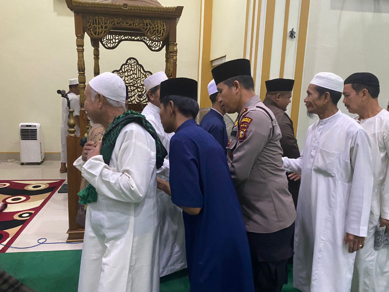 Gelar Sholat Shubuh Berjamaah, Polres Rohul Sosialisasi Kamtibmas Menjelang Pemilu 2024