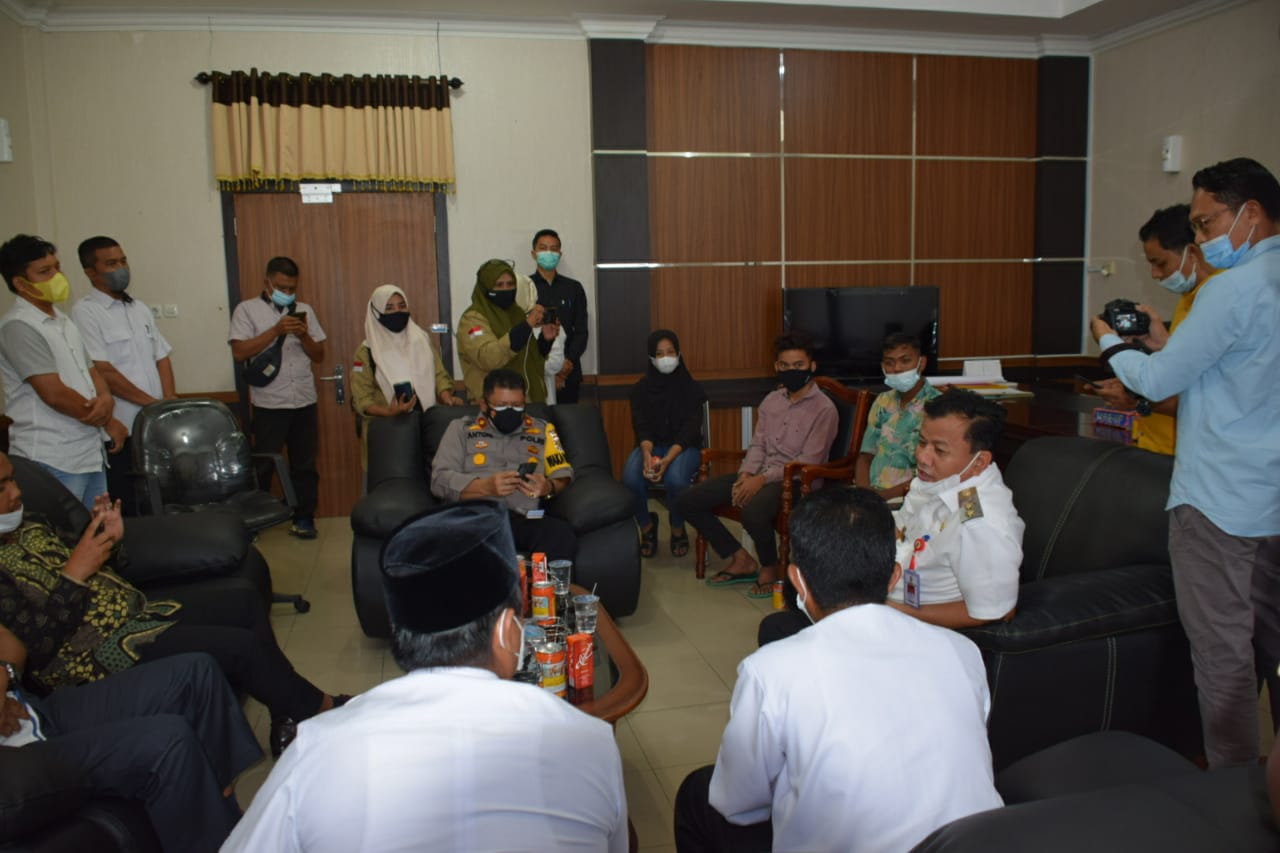 Wakil Bupati dan Wakapolres Menerima Pengakuan 3 Anak Penurun Bendera di Kantor Pemkab Kuansing