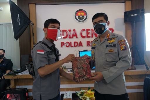 Kabid Humas Polda Riau Bagikan Masker, Hand Sanitizer dan Vitamin untuk Wartawan di HUT Humas ke-69