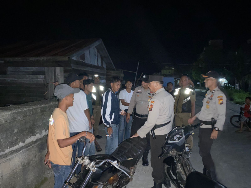 Kapolsek Kateman Gencarkan Patroli di Pasar Sungai Guntung untuk Ciptakan Situasi Aman Jelang Pilkada Serentak 2024