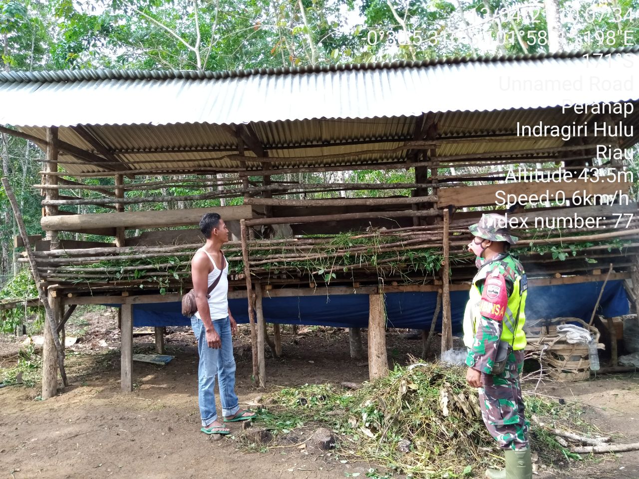 Komsos dengan Warga, Serda Noto Beri Dukungan Penuh Kepada Peternak Kambing