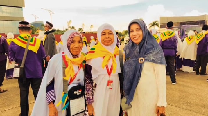 Rektor Universitas Rokania Antar Jamaah Calon Haji Kloter 9 Ke Bandara Hang Nadim Batam